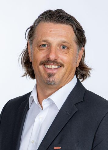 Alexander Cernik, Außendiensttechniker für Kaminneubau