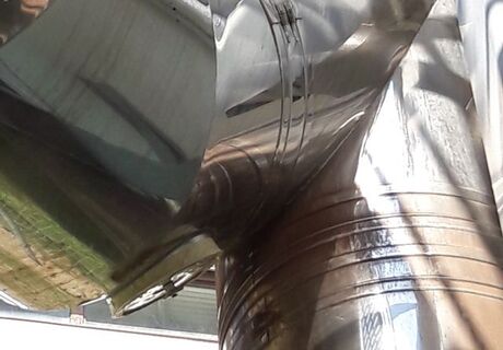 Das imposante Edelstahlrohr im Außenbereich