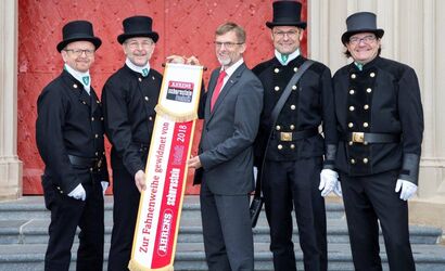 Übergabe Fahnenband