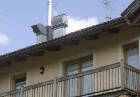 Alter Kamin über Dach