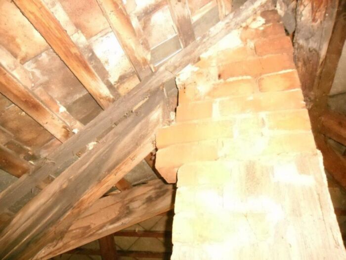 Auswechslung des Dachstuhles wäre notwendig gewesen u.a.