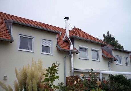 In der Reihenhausanlage in Gumpoldskirchen war kein Kaminsystem vorgesehen, AHRENS hat mit dem Kompakt prime eine attraktive Lösung umgesetzt.