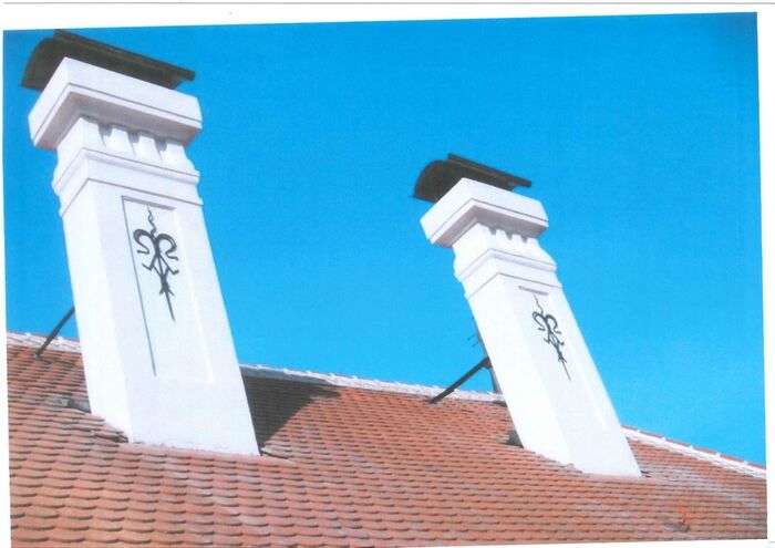 Neu aufgemauerte Kaminköpfe wie im Original - Schloss Thalheim