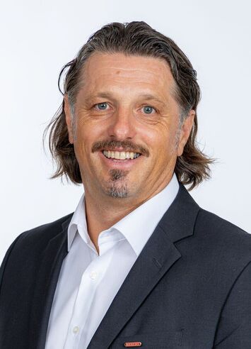 Alexander Cernik, Außendiensttechniker für Kaminneubau