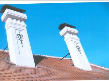 Neu aufgemauerte Kaminköpfe wie im Original - Schloss Thalheim