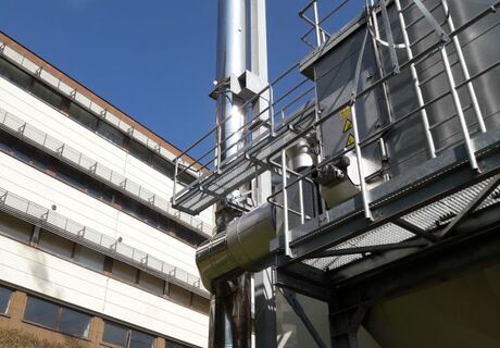 Das imposante Edelstahlrohr im Außenbereich